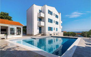 Amazing apartment in Lukoran with Outdoor swimming pool, Jacuzzi and 2 Bedrooms